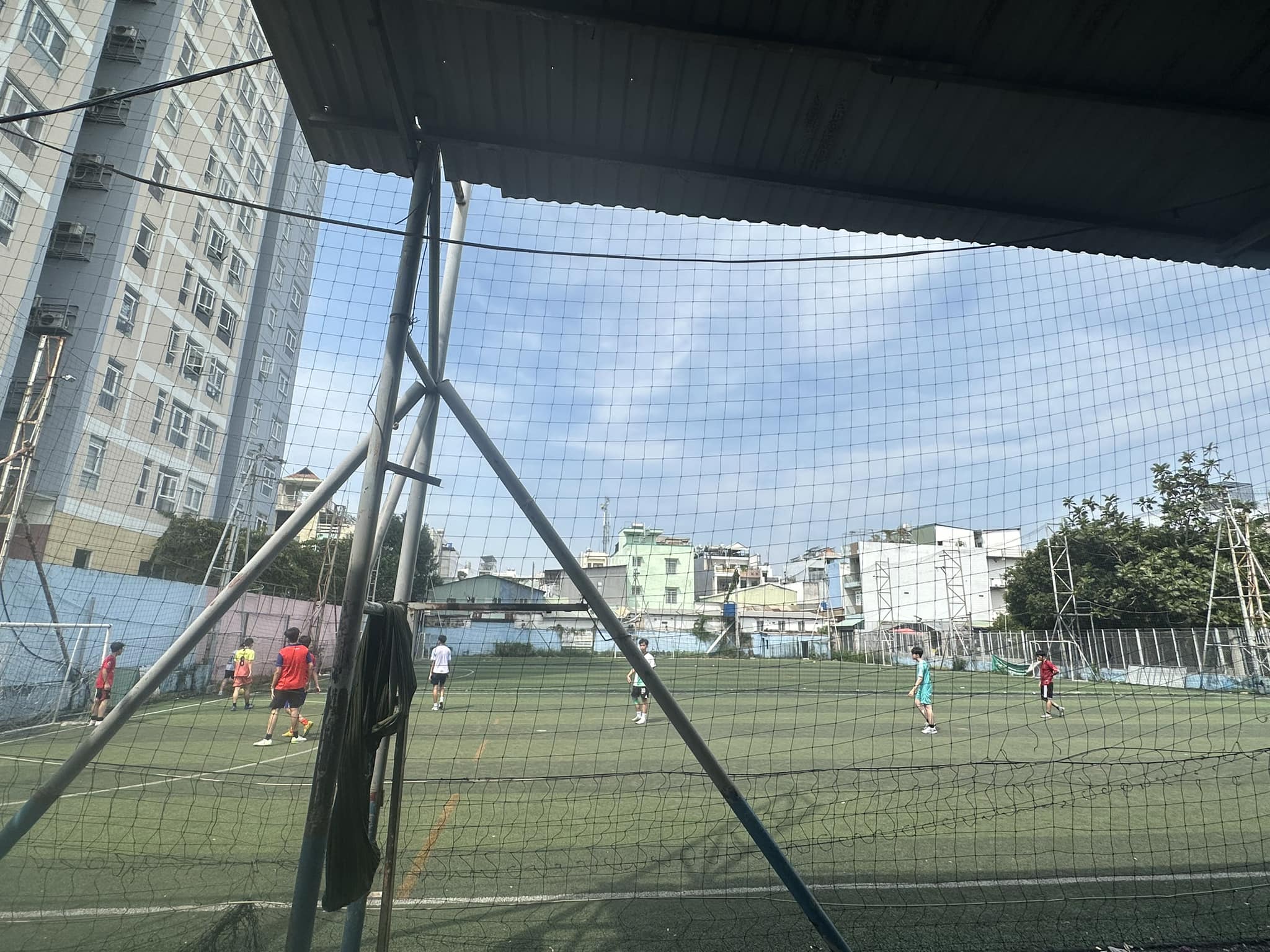 Mặt sân cỏ nhân tạo xin sò tại sân bóng k34